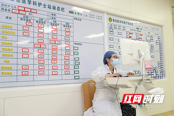 16 医生把病人情况登记在病人日志上。记者 陈杰 摄 .jpg