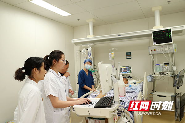 11 随时关注患者的各项指标，医生在病房查房。记者 陈杰 摄 .jpg