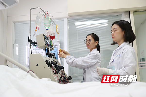15 下午5点，因病人情况需要，这两名医生从别的科室前来支援icu科室，两位同事盯着仪器和病人，以备及时调整。记者 陈杰 摄.jpg