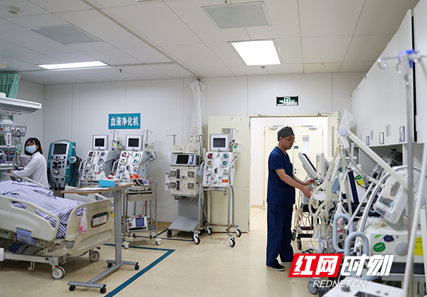 4 上午11点，护士长张磊来到病房的一边整理各类仪器，方便需要的时候更快捷的投入使用。因为科室的特殊性，这类机器使用率特别的高，仪器摆放区域也有限。记者 陈杰 摄.jpg