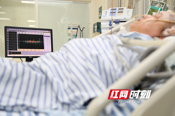 13 一名医护人员对病人进行脑部检查。记者 陈杰 摄 .jpg