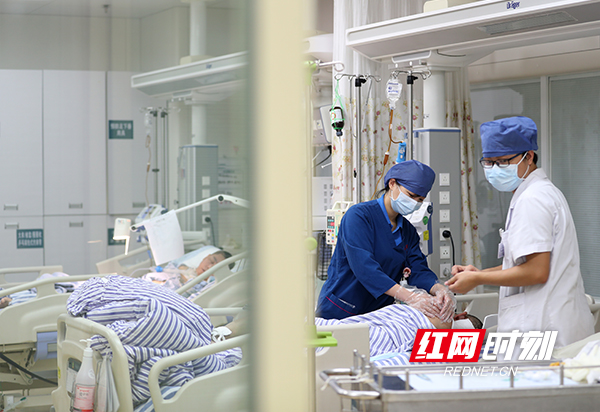 5 接近中午，医护人员根据早上查房时制定的治疗方案对病人进行治疗操作。记者 陈杰 摄.jpg
