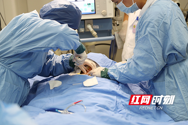 10 下午3点，医生正在给病人安装气管支架手术。记者 陈杰 摄.jpg
