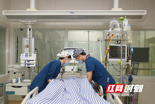 8 下午1点，随着同事的一声：1 、2起，医护人员小琦现在也是个女汉子，和同事轻松的就可以把病人抬起来了。记者 陈杰 摄.jpg