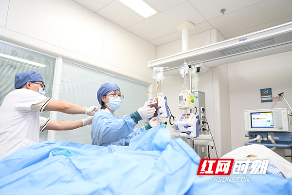9 患者出现呼吸障碍，医生准备进行气管支架操作准备。记者 陈杰 摄.jpg