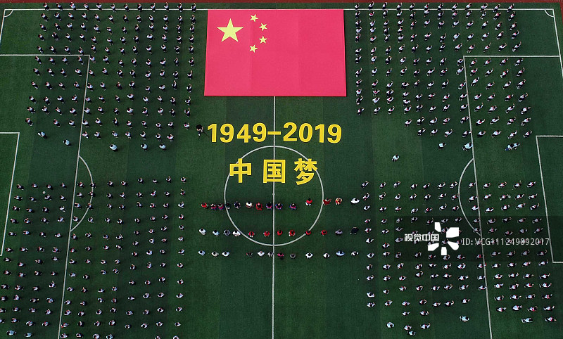 2019年9月17日上午，江苏扬州举行庆祝新中国成立70周年“我爱祖国 同唱国歌”主题教育活动。小学生、少数民族大学生、红马甲志愿者、社区民警、退役军人等各个群体700余人共同高唱国歌，并高喊“祝祖国母亲生日快乐！更加繁荣昌盛！”的口号。
