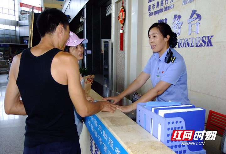 芳华70载·奔跑追梦人（60）|刘菡英：“五心”温暖着南来北往的旅客