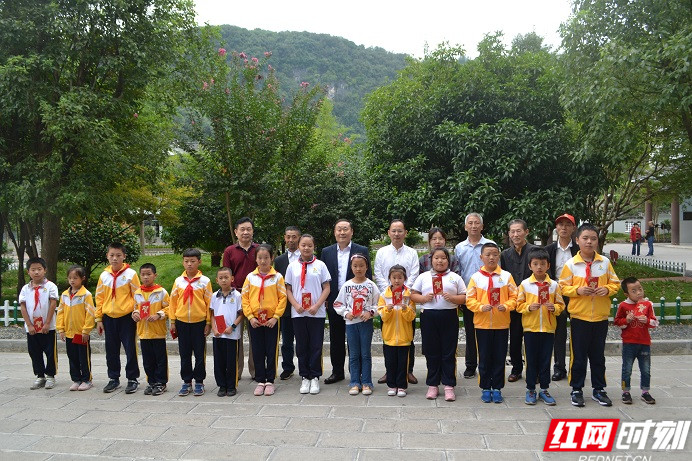 武陵源索溪峪街道26名困境家庭小学生获社会爱心捐助