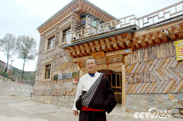 53岁的贡保扎西站是村里带头发展藏家乐的人（王甲铸/摄）