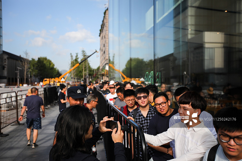 2019年9月20日，杭州，苹果新品iPhone 11首批正式发货，在杭州西湖Apple Store零售店门口，许多顾客和“果粉”排长队进店提货或体验。
苹果的空前成功催生了一群忠实的粉丝，我们通常会亲切的称之为“果粉”，每到苹果iphone手机上市发售之际，大批“果粉”带着帐篷、凳子、食物等“装备”，连夜排队等候购买新款iPhone手机的画面每年轮番上演。对于铁杆“果粉”来说，不排队的人生几乎是不完整的人生，果粉们的疯狂行为已经超越了普通粉丝的意义，“没有最疯狂只有更疯狂”。