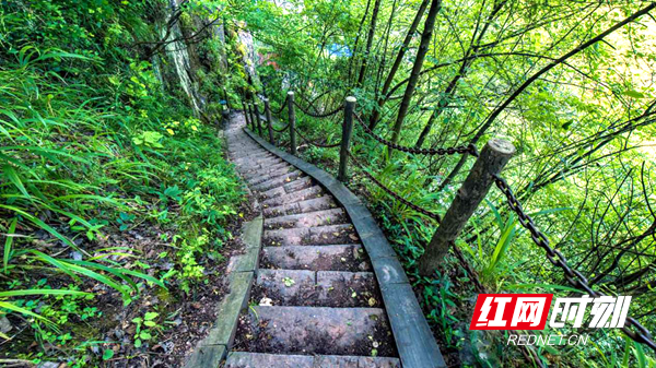 位於靖州苗族侗族自治縣城西郊五公里處,又名勝山寨,俗稱飛山寨.