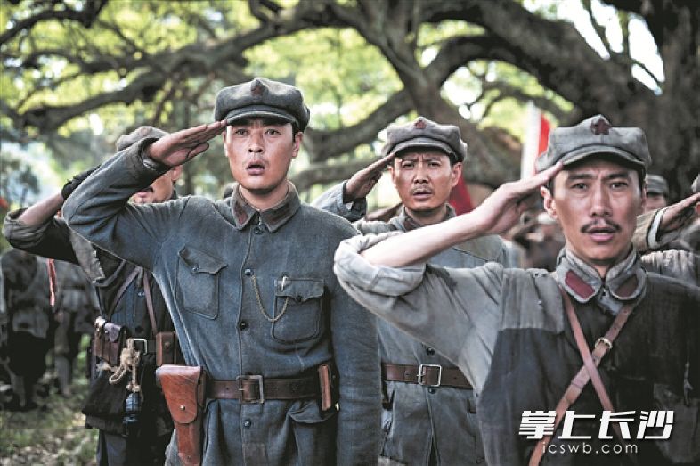 电视剧《绝命后卫师》剧照，左一为陈树湘。