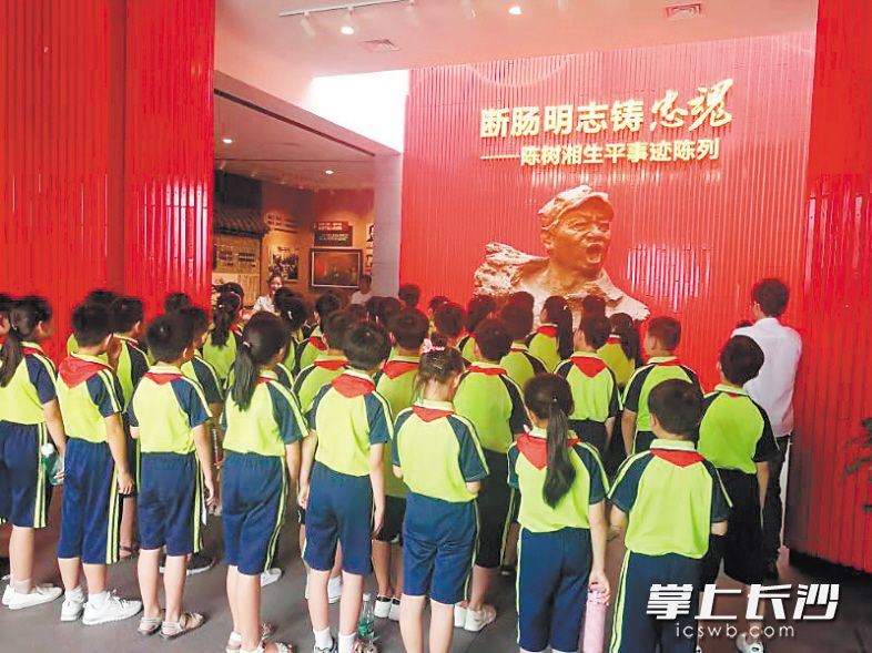 少先队员在听陈树湘的故事。福临镇文化站供图