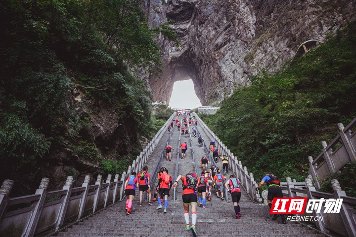 潇湘100第三届张家界天门山国际越野赛开赛 千人共赴奇幻越野盛会