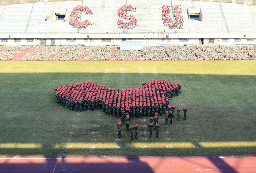 视频丨中南大学军训汇演新生摆中国地图全图等巨型方阵告白祖国