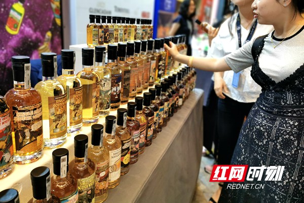 作为威士忌业界一年一度的盛宴，此次Whisky LIVE大品牌云集：海歌、泥煤怪兽、克雷摩根、梅特立顿、蒙特内罗、罗曼湖、Lakes、班尼富、威仕摩、Hart Brother、BBR、富特尼、巴布莱尔、盛贝本、安努克、That Boutique-Y、花乐、金汉斯等品牌均是首次亮相。