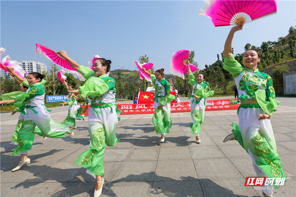 3.在县黄龙山植物园，在演出舞蹈《在希望的田野上》（陈卫平、郭苏葳摄）.jpg