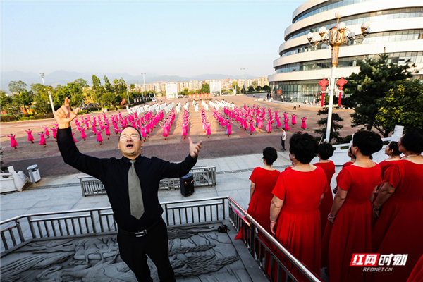 2.在县文体中心，在演出大型歌舞《祝福中国》（陈卫平、郭苏葳摄）.JPG