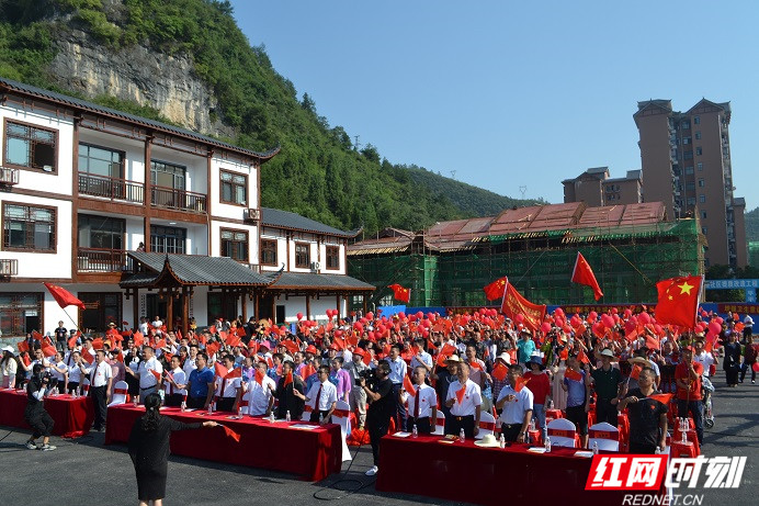 武陵源索溪峪街道迎宾路社区举行庆祝新中国成立70周年文艺汇演活动