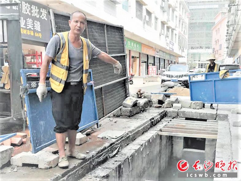 　　在宁乡一处建材批发市场，施工人员在进行下水道管网疏浚改造。长沙晚报全媒体记者 张禹 摄