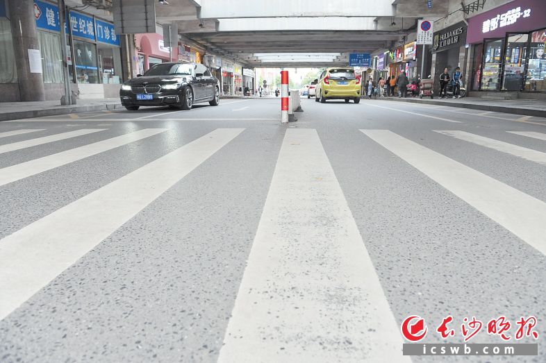 　　→湘江世纪城内部道路微循环被彻底打通，整洁、通畅，不再隐患重重。 　　小刘军 摄