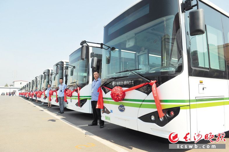 　　如今，长沙公交车实现了新能源车辆全覆盖，纯电动车占比一半以上，市民进一步感受到清洁、清新的城市公共交通。 王志伟 摄　　