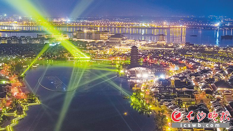 　　夜色中的铜官窑古镇灯火璀璨。                   长沙晚报全媒体记者 邹麟 摄