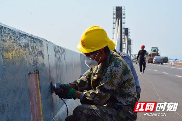工人们正在对防撞墙进行涂装_副本.jpg