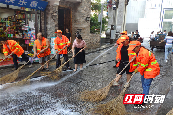 大家齐动手 扫出幸福路 欢喜迎国庆 (2).jpg