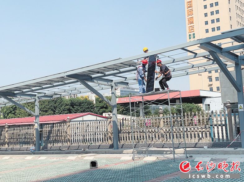 　　工人们正在为洋湖垸公交站场安装太阳能光伏发电板，该站场预计10月建成投用。长沙晚报全媒体记者 陈焕明 摄