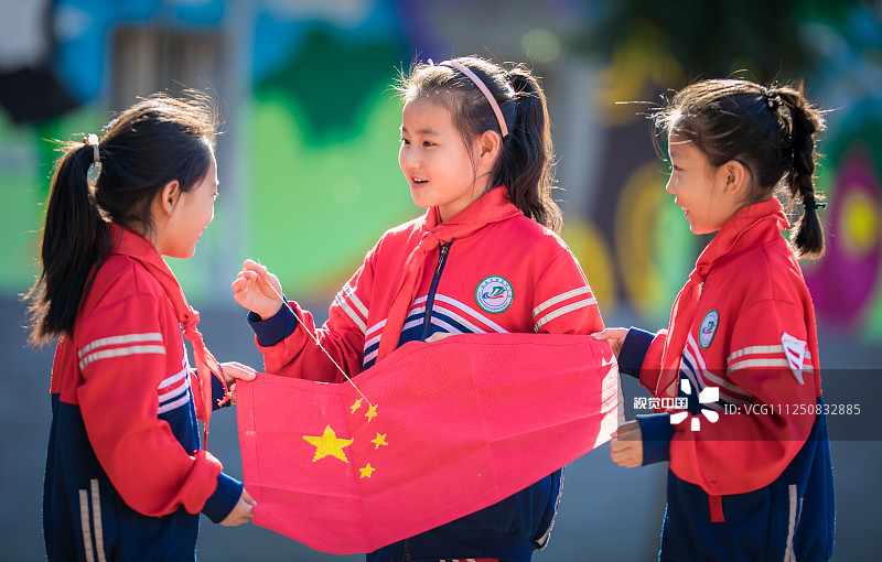 2019年9月23日，呼和浩特市玉泉区南茶坊小学师生在绣国旗。