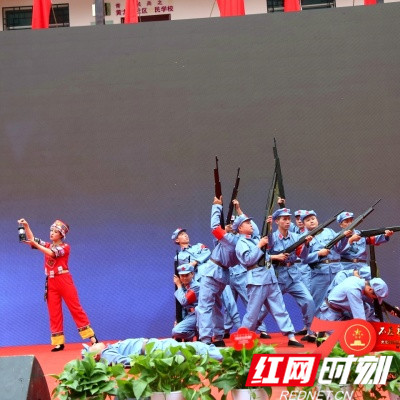 ​武陵源索溪峪街道黄龙路社区旌旗招展迎国庆