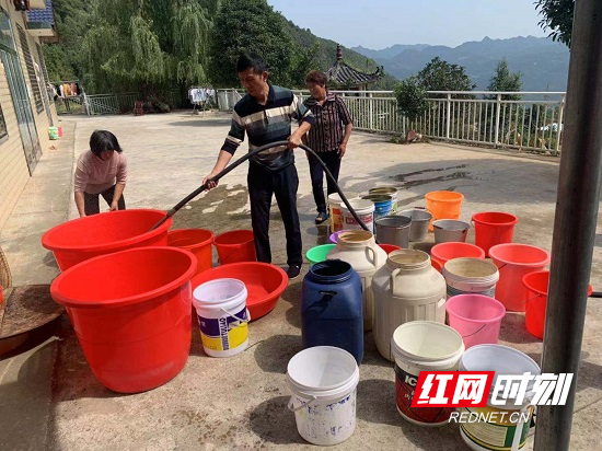 慈利县环卫处：伸援助之手 解群众之“渴”