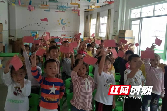 武陵源区索溪中心幼儿园开展“萌娃迎国庆”主题系列活动