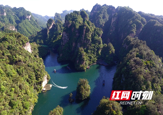 武陵源旅游资源丰富。奇峰秀水冠绝天下。图为航拍下的宝峰湖景区。吴勇兵摄_副本_副本.jpg