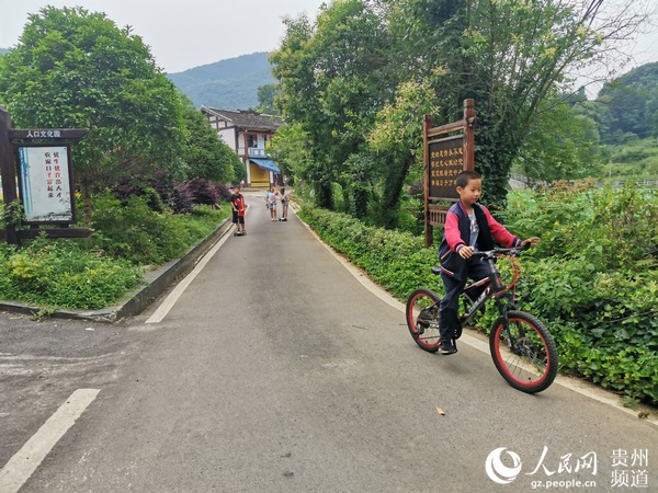 田家沟公路一隅。李宇 摄