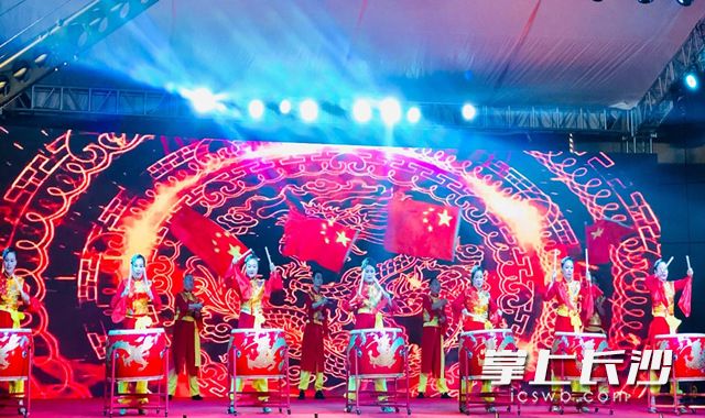 竹隐社区才艺村姑擂起欢庆的大鼓，为竹隐发展助威。 全媒体记者 李卓 摄