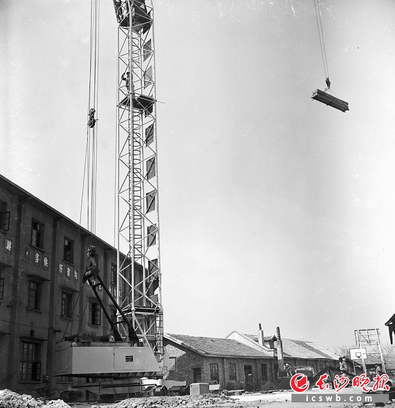 　　1981年，市建筑机械修理厂搭建的塔式起重吊，为湖南制药厂扩建工程提供建材吊装。