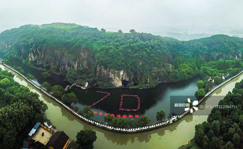 2019年6月22日，一场乌篷船“快闪”活动在浙江绍兴东湖举行。一艘艘乌篷船排列组成数字“70”，庆祝新中国成立70周年。