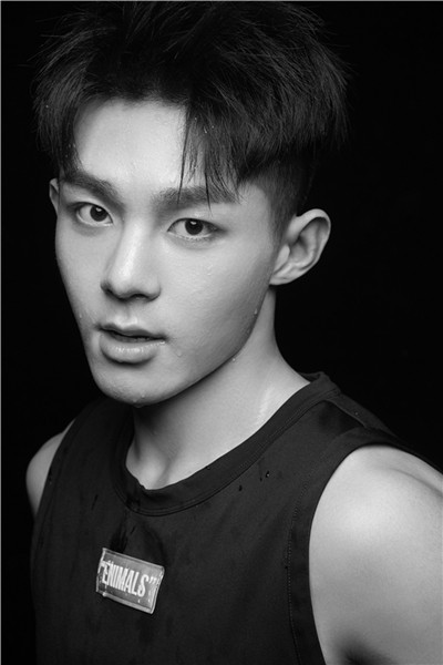 潘宥诚超a黑白写真 荷尔蒙气息满满-娱乐频道