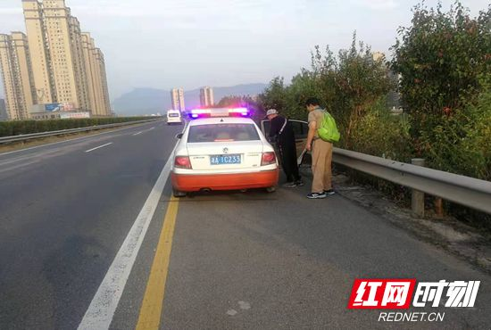 旅游客车突发故障 路政交警闪电处置