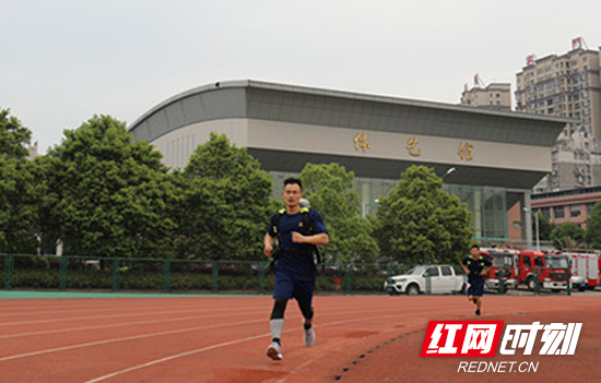 红门卫士 时代先锋——记张家界市慈利县消防中队中队长助理李亚雄