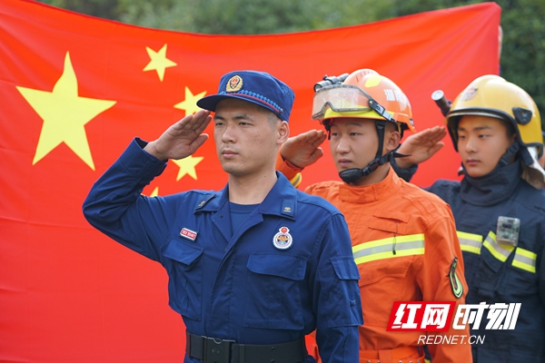 红网时刻9月27日讯（通讯员 钟晓敏）为热烈庆祝新祖国成立70周年，引导全体指战员坚定爱国主义理想信念，传承斗争精神，9月26日，邵阳县消防大队开展“我与国旗合张影”主题活动。
