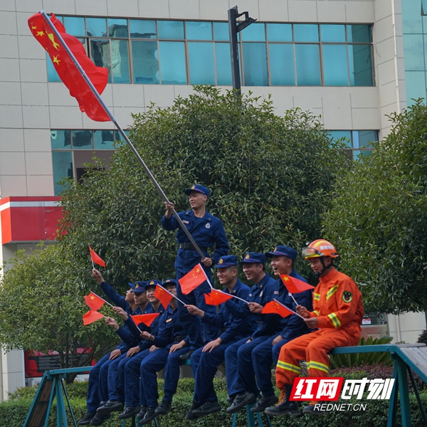 我们在这里，歌颂祖国！赞美祖国！大声呐喊：祖国，我们爱你！