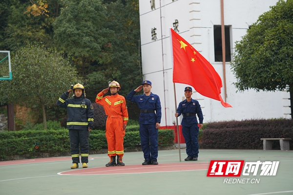 面对祖国大好河山，面向国旗，我们宣誓：对党忠诚，纪律严明，赴汤蹈火，竭诚为民。