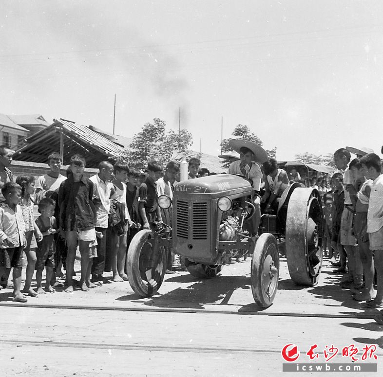 　　1957年，湖南农业机械厂生产的第一台韶山牌27型拖拉机下线，这是我省生产的第一台农用车整车。