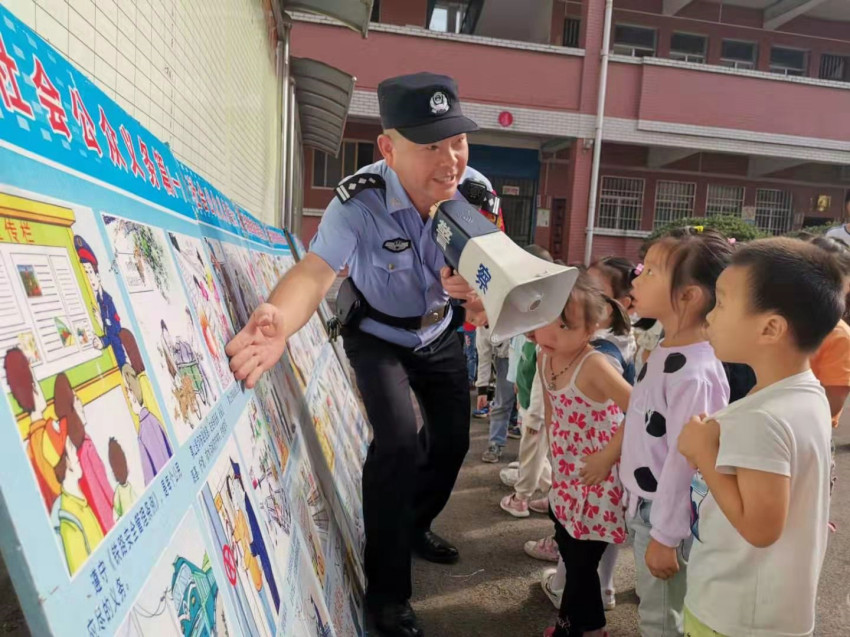 民警正在为学生讲解铁路安全知识（张丹 摄）.JPG