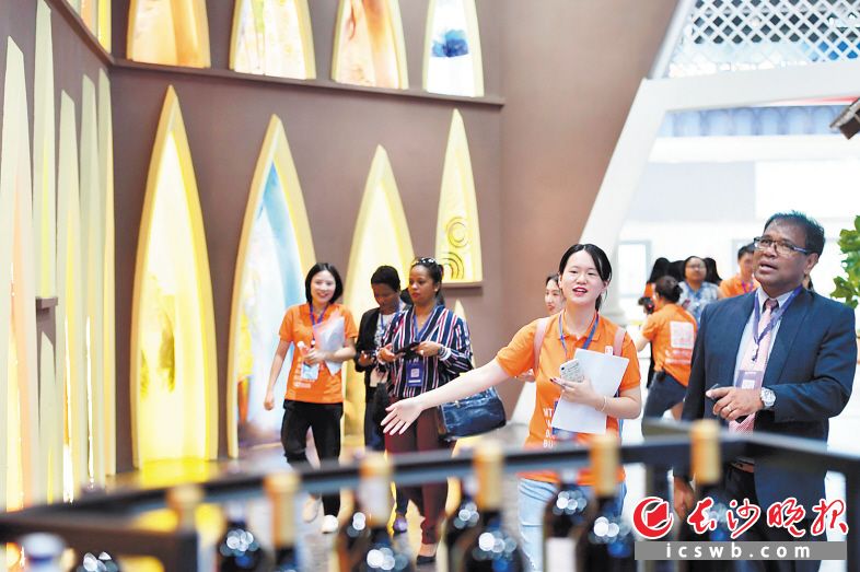 今年6月底,湖南(高桥)非洲商品展销馆正式开放,市民可以在家门口感受地地道道的非洲味道。 长沙晚报全媒体记者 王志伟 摄