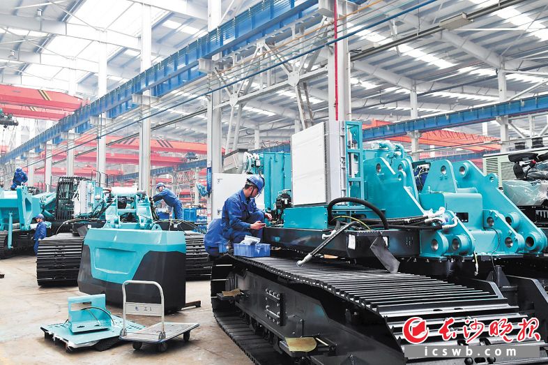 位于长沙经开区的山河智能生产车间内,一派热火朝天的景象。 长沙晚报全媒体记者 余劭劼 摄