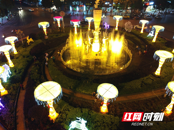 9月27日晚，瑶胞们在刚刚亮灯的江华瑶族自治县县城沱江镇中心花园观赏瑶族长鼓灯、动物灯。